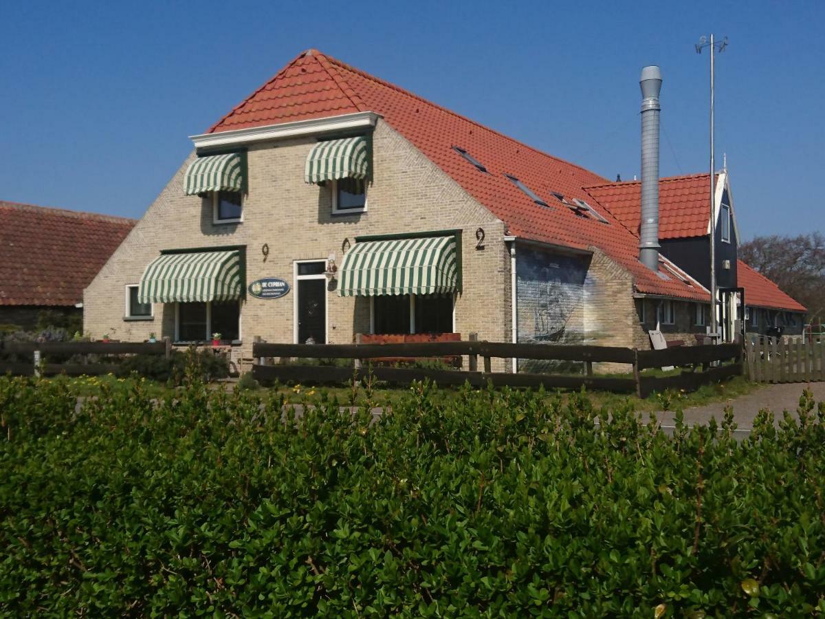 De Cyprian Bed & Breakfast Kaard Екстериор снимка